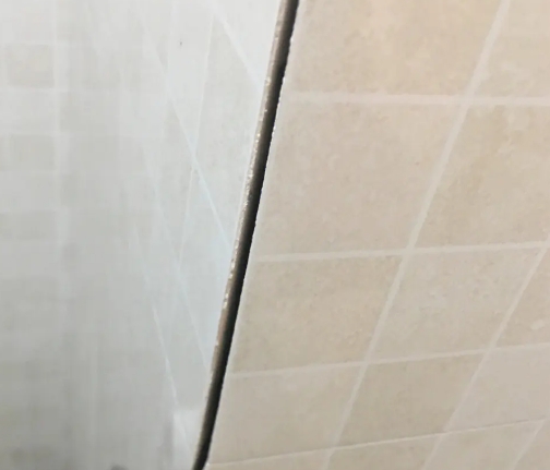 连山瓷砖空鼓维修公司分享阳台瓷砖脱落的修复过程可以分为以下几个步骤