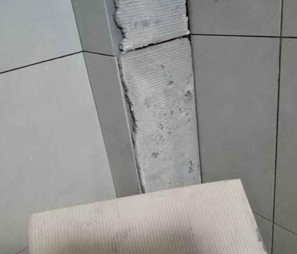 连山瓷砖空鼓维修公司分享下厨房瓷砖脱落的补救措施。